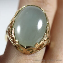 MING'S HAWAII GREEN JADE LARGE CABOCHON 14K YELLOW GOLD RING (SIZE 4.5)
