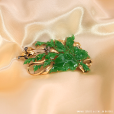 VINTAGE 20.6g 14KYG CARVED MOTTLED GREEN JADE BROOCH