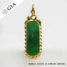 4.1g 24KYG GREEN JADE PENDANT MEASURING 26x3mm