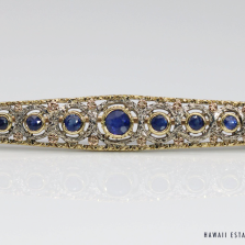 5.8g 18KYG 0.80ctw BLUE SAPPHIRE FILIGREE BAR PIN MEASURING 59x9mm