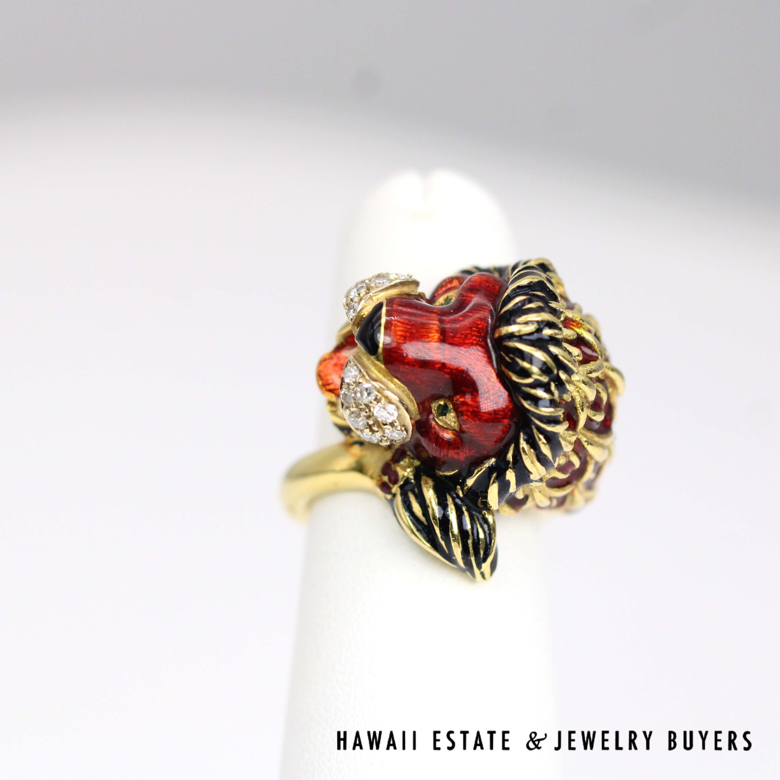 Vintage Luciano Somenzi 18K Yellow Gold Lion Ring with Enamel, Diamonds & Emeralds - Image 3
