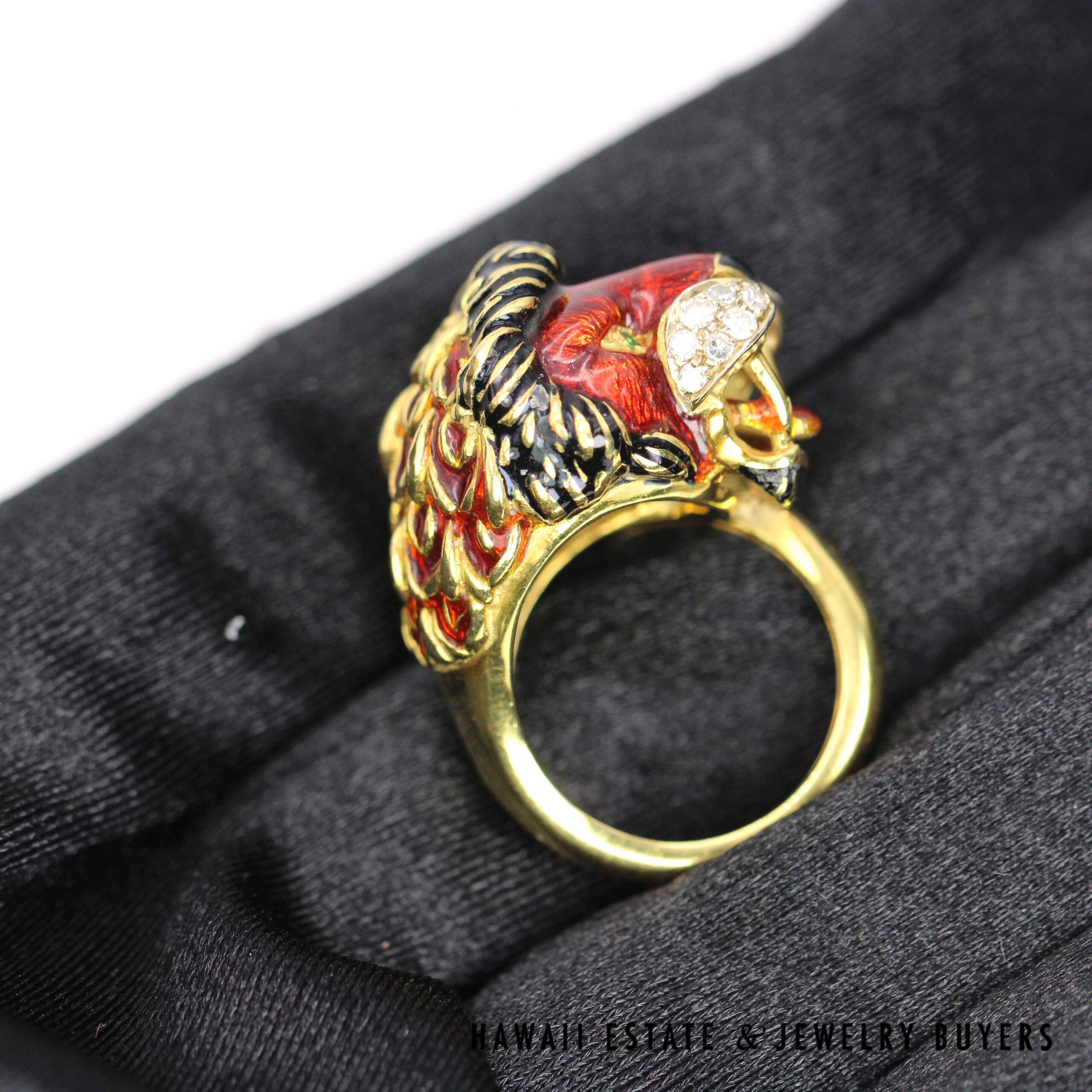 Vintage Luciano Somenzi 18K Yellow Gold Lion Ring with Enamel, Diamonds & Emeralds - Image 8