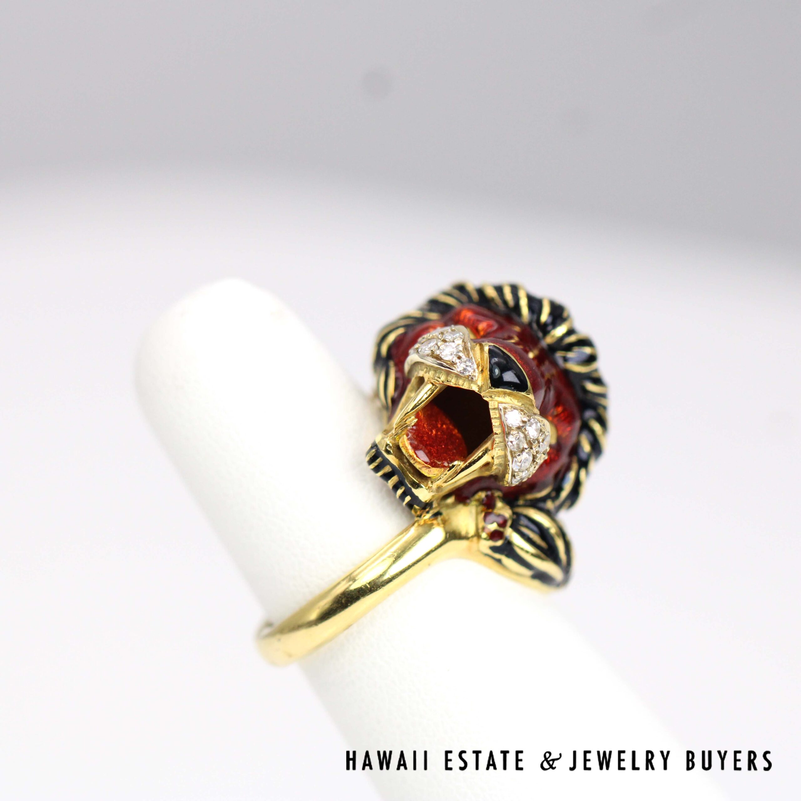 Vintage Luciano Somenzi 18K Yellow Gold Lion Ring with Enamel, Diamonds & Emeralds - Image 7
