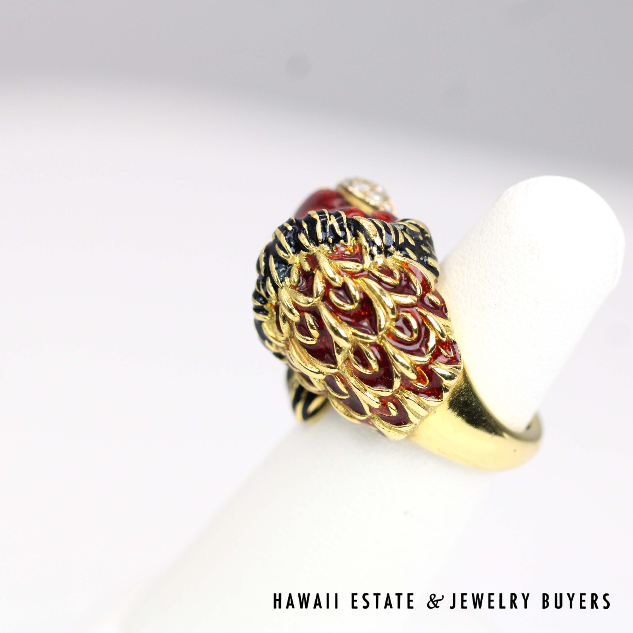 Vintage Luciano Somenzi 18K Yellow Gold Lion Ring with Enamel, Diamonds & Emeralds - Image 6