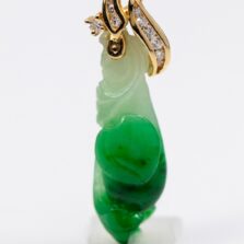 GIA 2.5g 14KYG DARK GREEN AND WHITE CARVED JADE AND DIAMOND PENDANT 