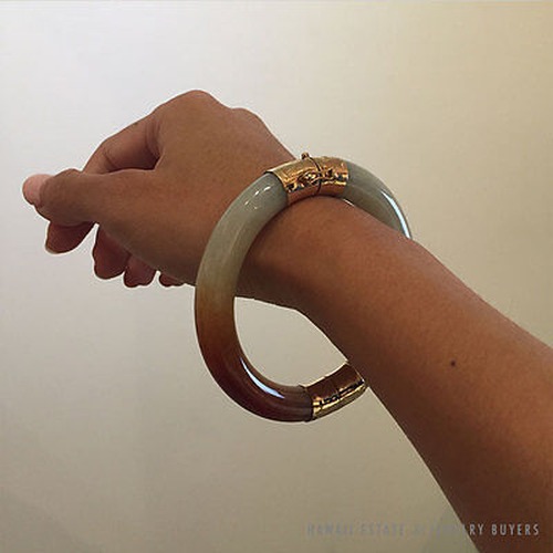 Ming's Hawaii Jade Pale Green/White and Brown Splash 14K Yellow Gold Bangle Bracelet - Image 5