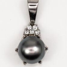 6.8g 18KWG 11mm Tahitian Pearl and 0.25ctw VS/H Diamond Pendant