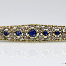 5.8g 18KYG 0.80ctw BLUE SAPPHIRE FILIGREE BAR PIN MEASURING 59x9mm