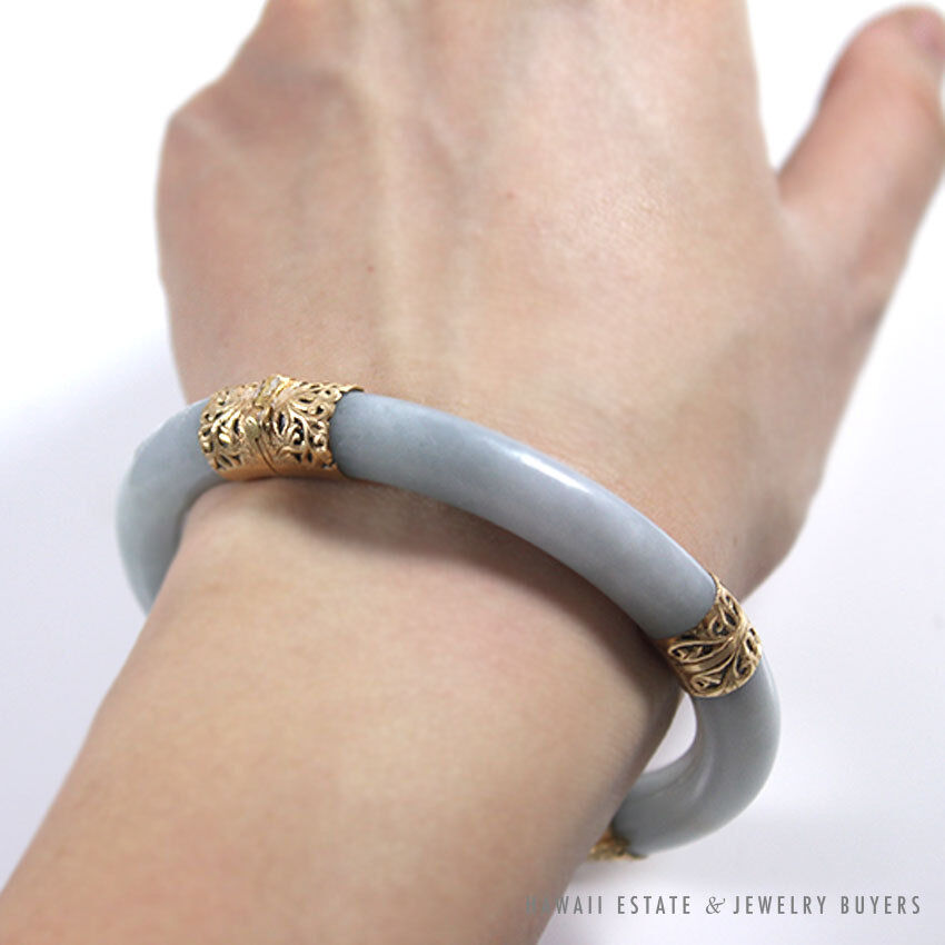 MING'S HAWAII NATURAL BLUE-GREY JADE 14K YELLOW GOLD HINGED BANGLE BRACELET - Image 7