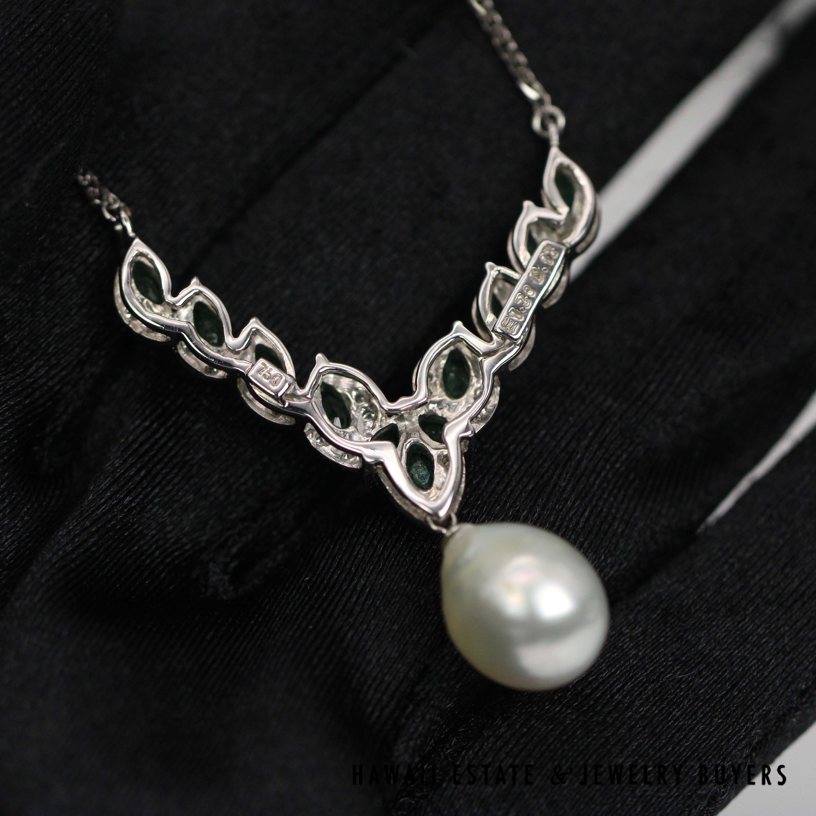 8.9g 18KWG 1.30ctw Emerald 0.13ctw Diamond 11mm Pearl 16" Pendant - Image 3