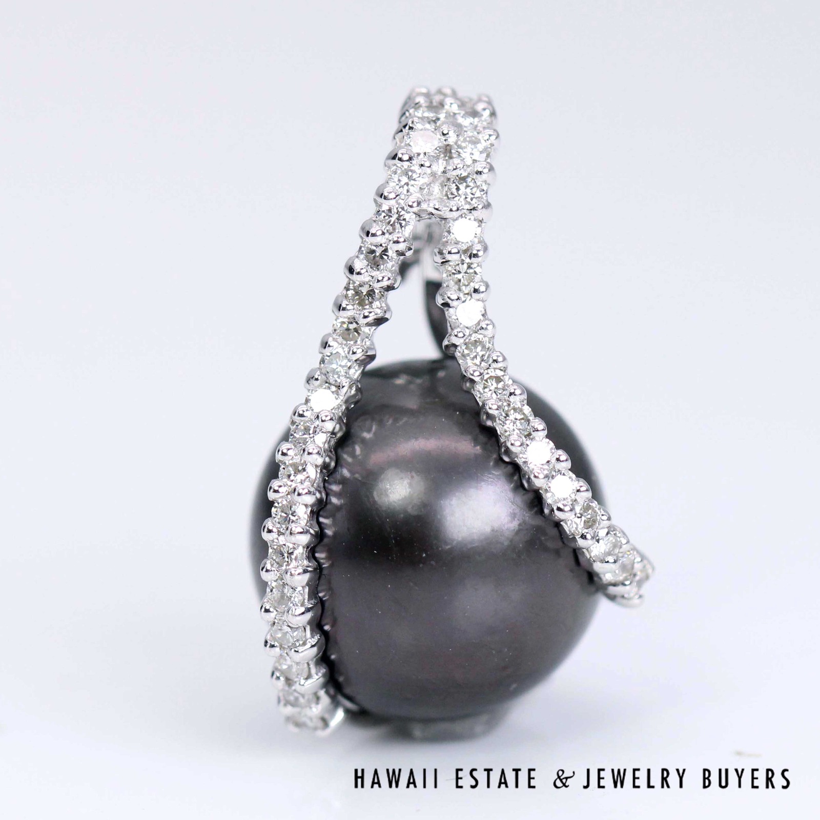 13mm Tahitian Pearl With 0.33ctw Diamond 18K White Gold Pendant