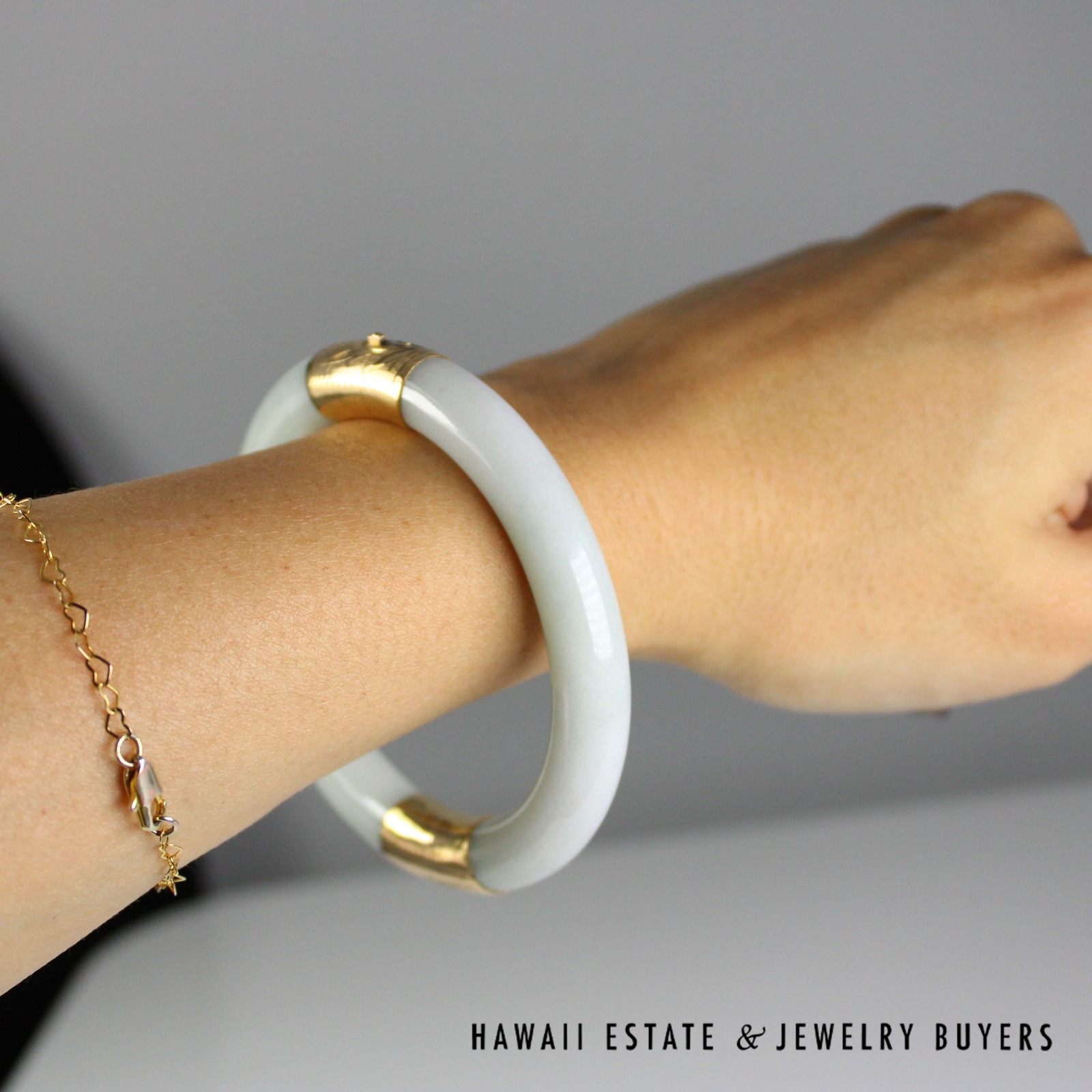 White & Brown Jade Hinged Bangle Bracelet Size 7 with 14K Yellow Gold Clasp - Image 7