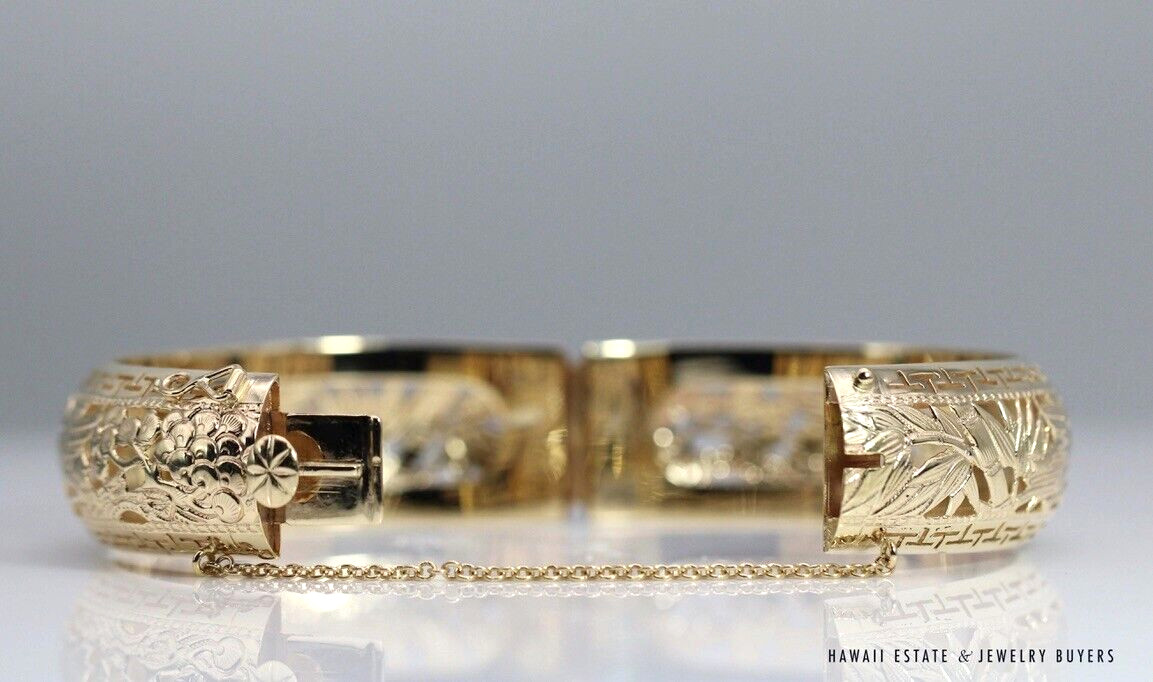 Po Sun Hon bangle opened to show the clasp ends and attached safety chain.