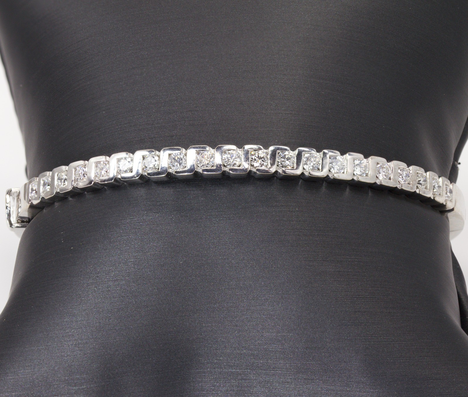 18K White Gold Diamond Hinged Bangle Bracelet 7.5in