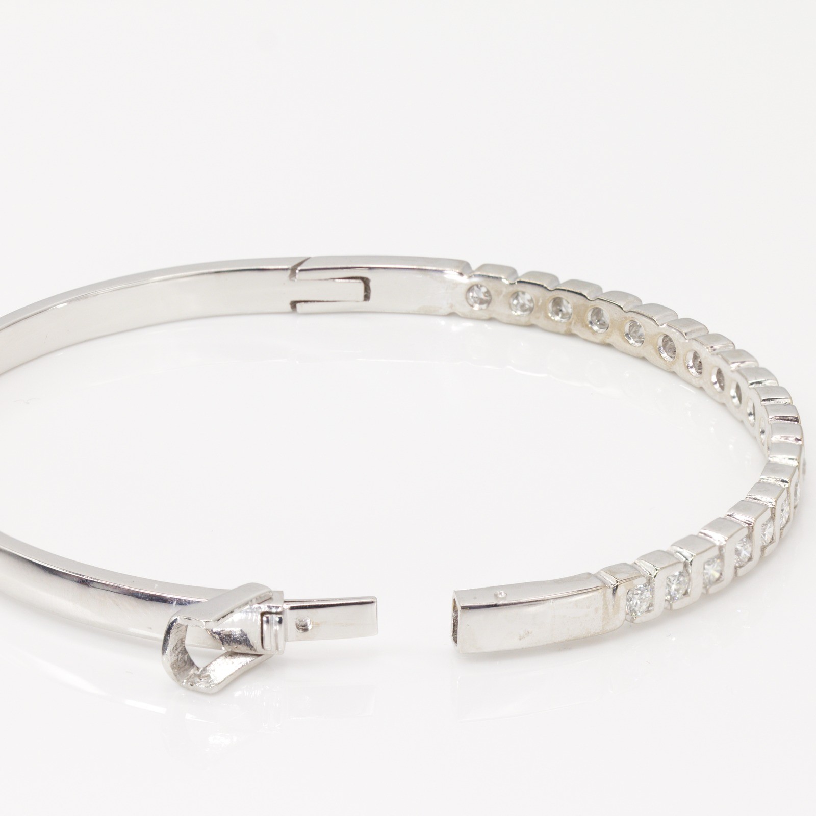 18K White Gold Diamond Hinged Bangle Bracelet 7.5in