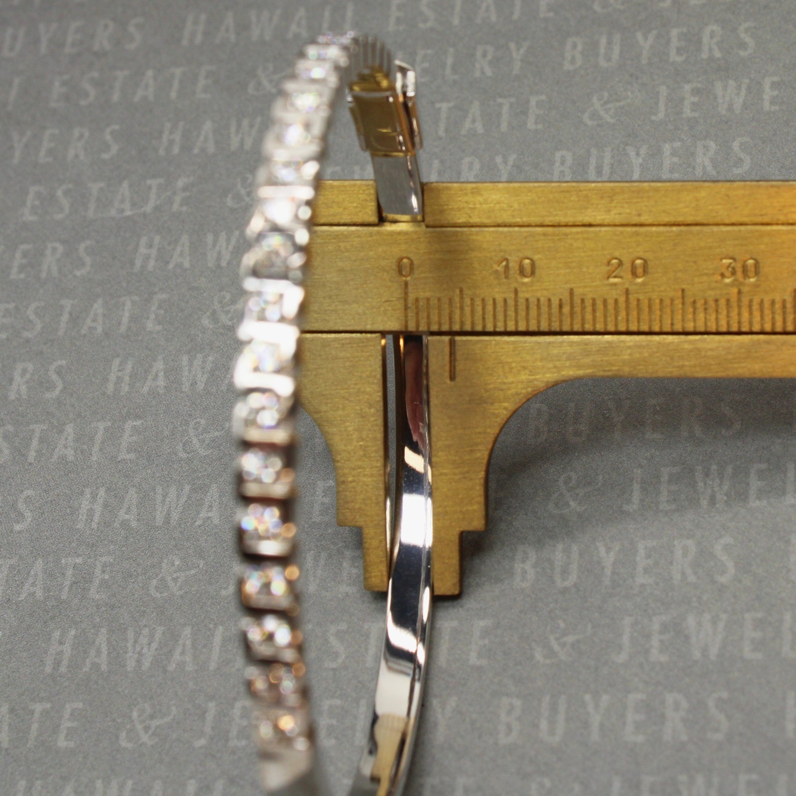 18K White Gold Diamond Hinged Bangle Bracelet 7.5in