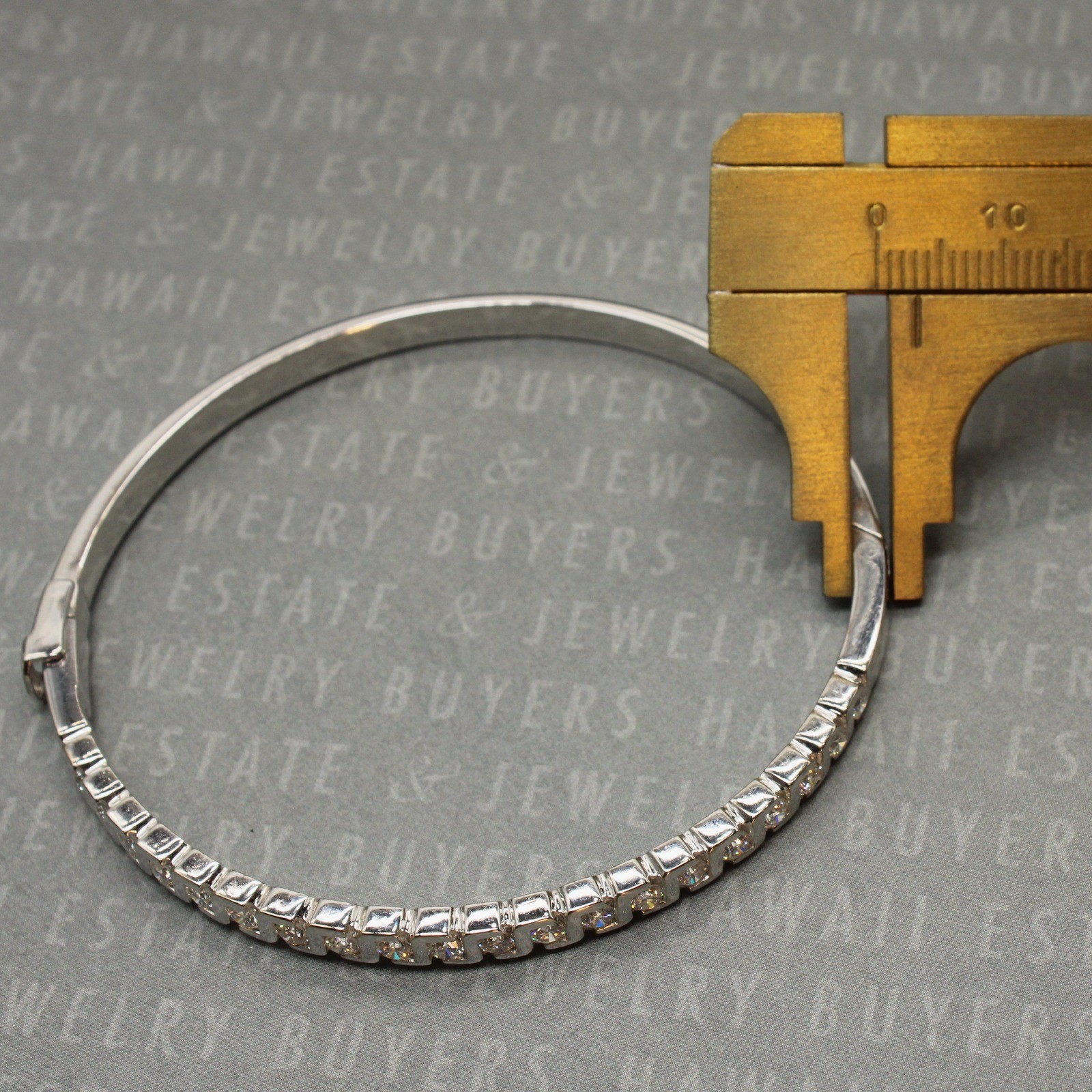 18K White Gold Diamond Hinged Bangle Bracelet 7.5in